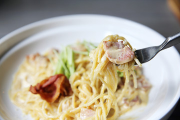 spaghetti carbonara with bacon