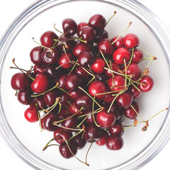 Obraz na płótnie Canvas Ripe juicy red sweet cherry in a transparent bowl
