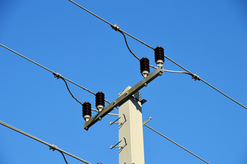 Bahnstrommast mit Isolatoren