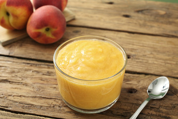 dessert frullato di pesche su tavolo rustico di legno