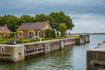 Obraz premium Schleuse Enkhuizen am IJsselmeer Niederlande