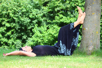 Frau entspannt in der Natur