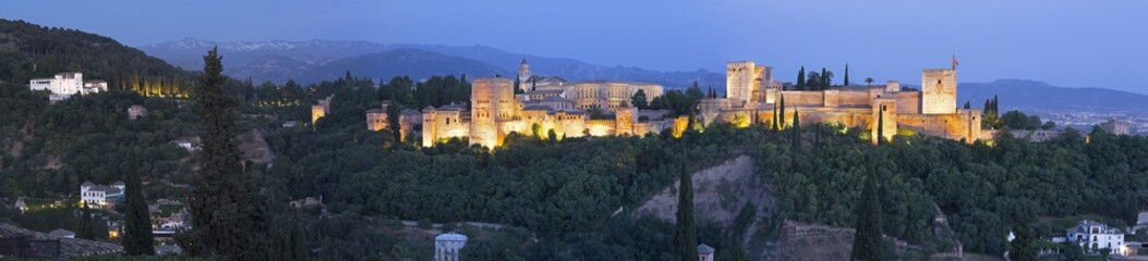 Fototapeta na wymiar Granada - panorama of Alhambra palace and fortress at dusk.