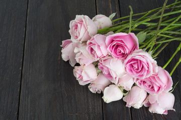 white and pink rose bouquet on wood background