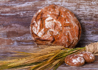 Roggenbrot mit Brötchen und Getreide