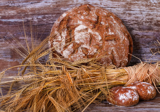 Roggen-Brötchen und Brot mit Getreide