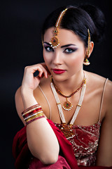 Obraz premium Beautiful young woman in indian clothing and accessories
