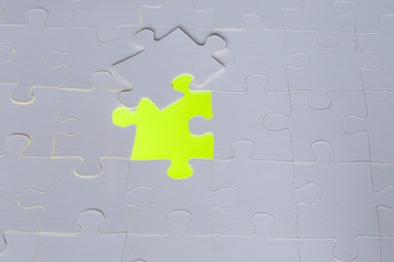 Fototapeta premium Fehlendes Puzzleteil /Symbol fuer Loesungen von Geschaeftskonzepten, fehlendes Puzzleteil mit gruenen leuchtendem Hintergrund.
