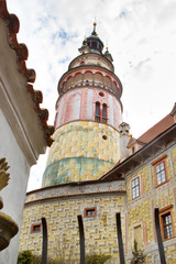 Fototapeta na wymiar Awesome pink tower of a beautiful large castle in Czeski Krumlov in Czech Republic
