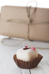 Mignon small sweet cakes on a wooden white board
