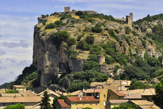 Mornas (84550) au pied de son rocher, d&eacute;partement de Vaucluse en r&eacute;gion Provence-Alpes-C&ocirc;te d'Azur, France