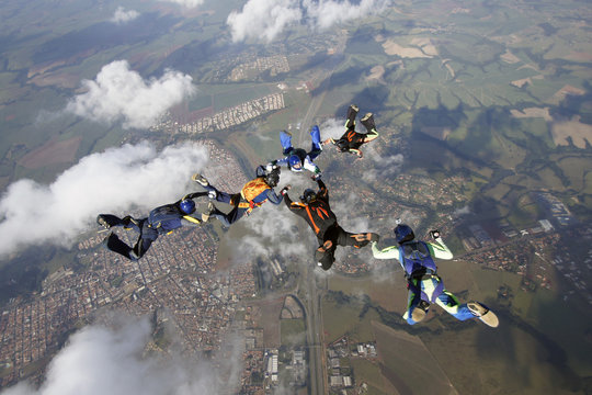 Skydiving formation
