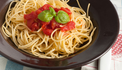 spaghetti with fresh tomato and basil