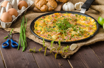 Egg omeletta with ham and herbs
