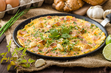 Egg omeletta with ham and herbs