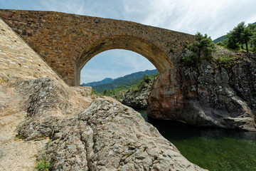 Fototapeta na wymiar steinerne brücke über den Fango Fluss auf Korsika