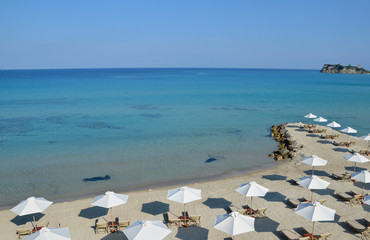 Obraz premium Crystal clear sea and white sand in Greece