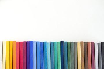 スケッチブック上に並んだカラフルなパステル