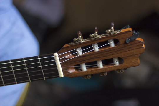 Acoustic guitar's fretboard head
