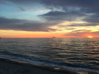 Stromboli vulcano eruzione tramonto spiaggia