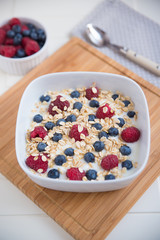 Joghurt mit Müsli und Beeren 