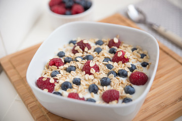Joghurt mit Müsli und Beeren 