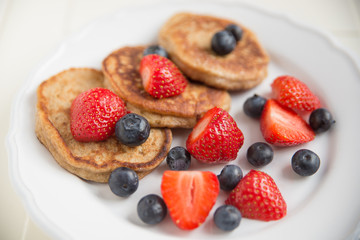 Belgische Waffeln mit frischen Beeren 