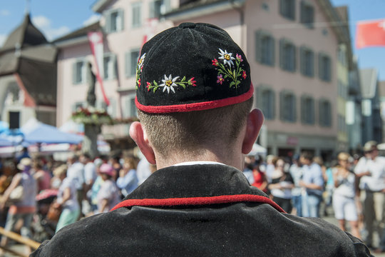Jugendlicher in Sennentracht, in Sarnen, Obwalden, Schweiz