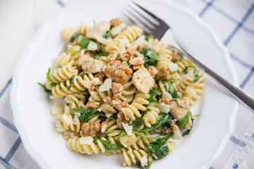 Pasta mit Hähnchen und Spinat
