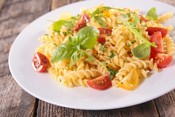 pasta with tomato and basil