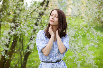 девушка в цветущих деревьях © matusevichsveta