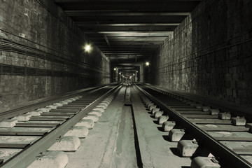 Obraz premium Stary i opuszczony tunel kolejowy