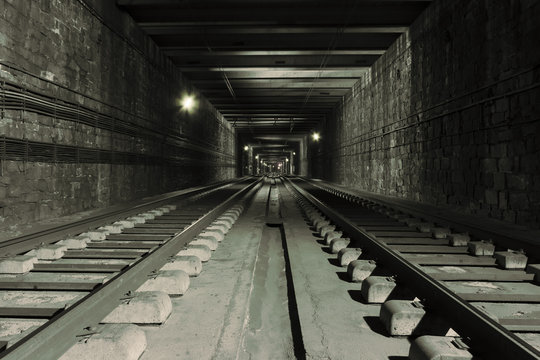 T&uacute;nel de trenes antiguo y abandonado