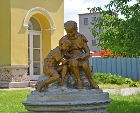 GUSEV, RUSSIA - JUNE 04, 2015: A sculpture "The children reading