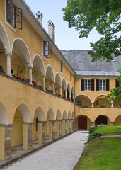 Fototapeta premium Arkadenhof des Ordensschlosses / Millstatt / Kärnten