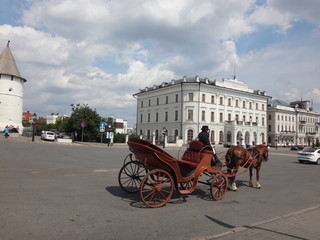 Naklejka premium Лошадь с каретой на площади города