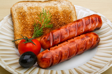 Grilled sausages with toast