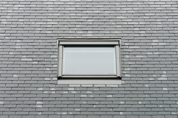 Modernes Dachfenster und Schieferdach