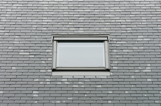 Modernes Dachfenster und Schieferdach