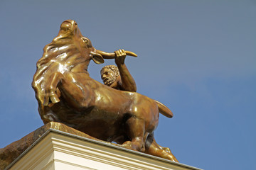 Skulptur Herakles mit Stier am Schloss Schwerin