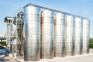 Stainless steel tanks for wine