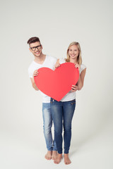 glückliches junges paar mit herz