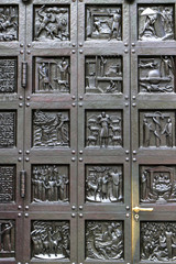 Kirchentor mit Bibelszenen