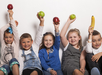 Schulkinder zeigen ihr Pausenobst