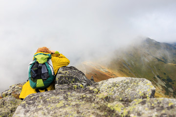 Obraz premium Female photographer shooting a mountain scenery
