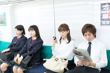 電車の中の人々