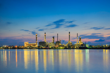 Obraz na płótnie Canvas Oil refinery in sunrise