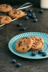 Schokoladenkekse mit Blaubeeren