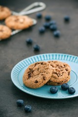Schokoladenkekse mit Blaubeeren