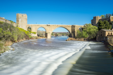 Imagen de larga exposición del río Tajo, Toledo (España)